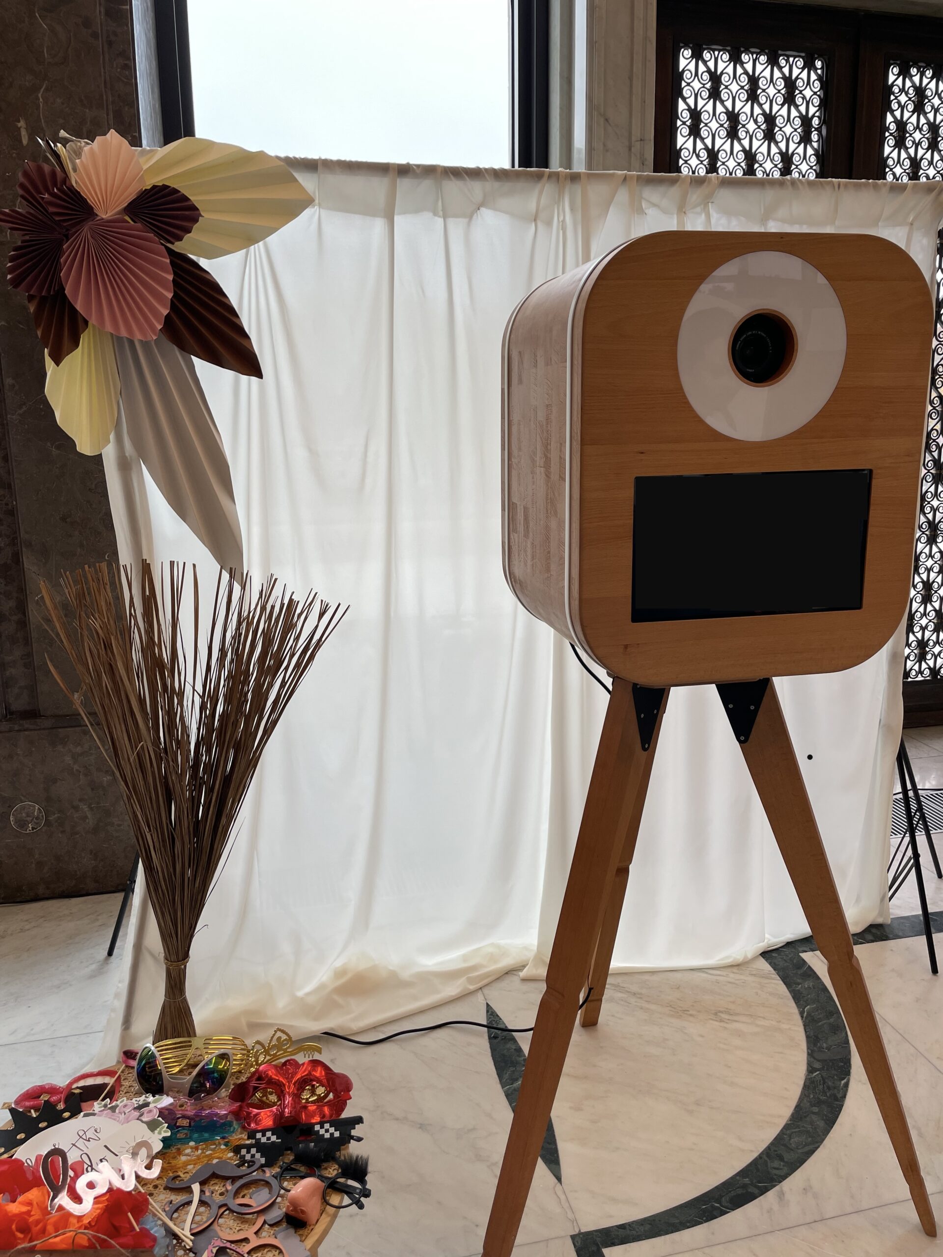 Fotobudka retro i gadżety do zdjęć na targach ślubnych w Warszawie.