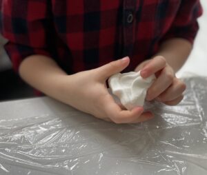 Zajęcia edukacyjne i arteterapia dla dzieci w Warszawie – warsztaty plastyczne i integracja sensoryczna