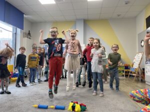 Zabawa ruchowa dla dzieci w przedszkolu Omnibus w Lublinie– tor przeszkód