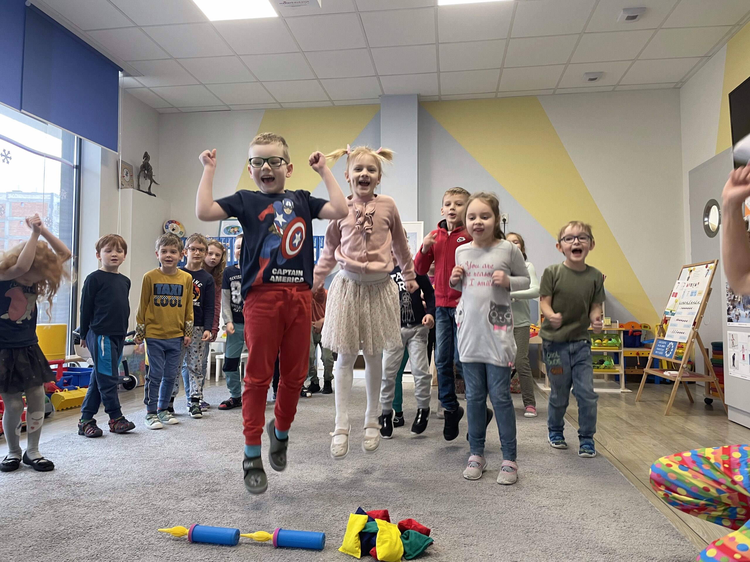 Zabawa ruchowa dla dzieci w przedszkolu Omnibus w Lublinie– tor przeszkód